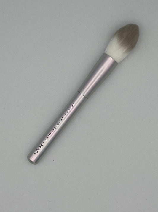 NYX HOLOGRAPHIC HALO SCULPTING HIGHLIGHTING BRUSH - Cosmetiques de beaute’